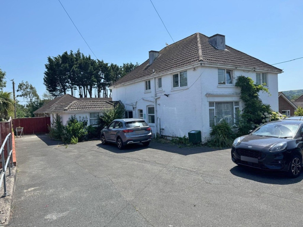 Lot: 172 - SUBSTANTIAL FREEHOLD 22-BEDROOM FORMER CARE HOME WITH POTENTIAL - View from the front